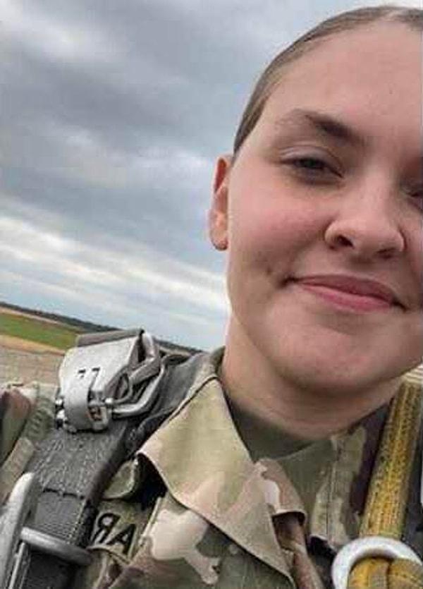 19. Abigail Jenks 19 Nisan 2021'de bu fotoğraf çekildikten dakikalar sonra paraşüt tatbikatı sırasında hayatını kaybetti.