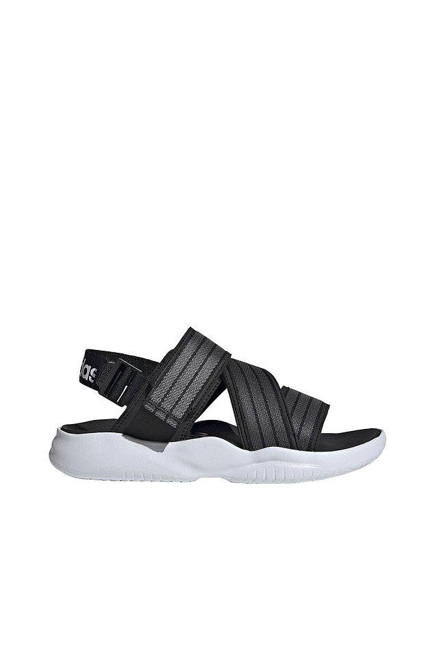 18. Kadınlar için de Adidas'ın bu spor sandaleti oldukça tarz...