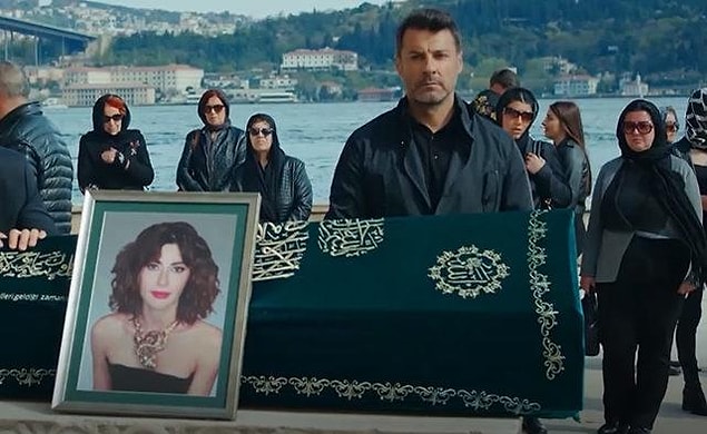 9. Yasak Elma'nın 108. bölümünde diziden ayrılan Nesrin Cavadzade'nin yönetmenle kavga ettiği ve dizinden bu yüzden çıktığı iddia edildi.