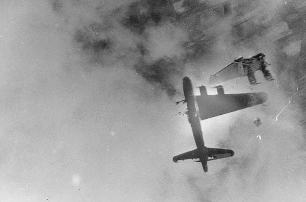 26. Boeing B-17G Wee-Willie bombardıman uçağının uçak savar tarafından patlamasından saniyeler sonrası...