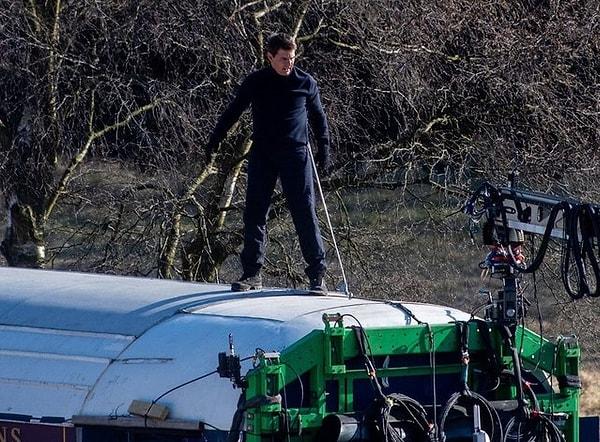 11. Tom Cruise 'Görevimiz Tehlike 7' filminin çekimlerindeki set karavanına ağaç dalları sürekli çarpınca çok sinirlendi.