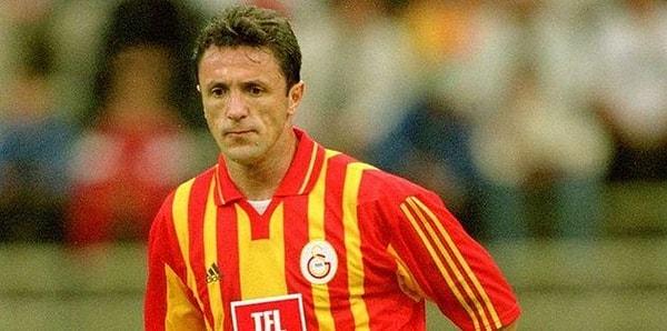1. Galatasaray'ın efsanelerinden Rumen defans oyuncusu Popescu'nun Romanya'da futbol oynadığı sırada Rumen devletiyle işbirliği yaptığı ve takım arkadaşları ile diğer futbolcuların bilgilerini devlete sızdırdığı öğrenildi.