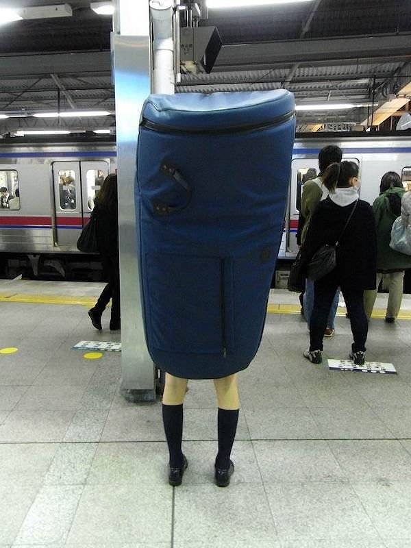 6. Чтобы не ударяться об чьи-то острые локти. Умно!