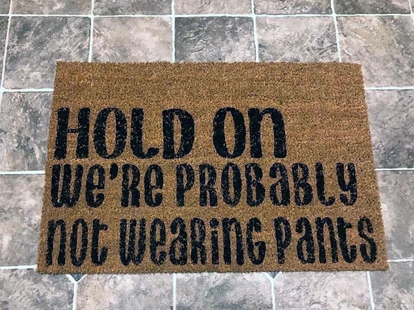 5. "Подождите-ка минутку, скорее всего мы расхаживаем по дому без штанов".