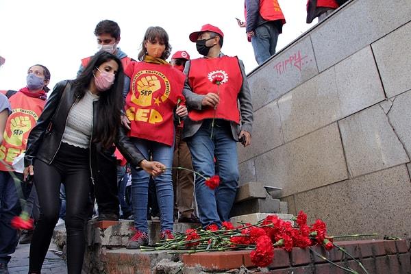 Devrimci İşçi Sendikaları Konfederasyonu (DİSK), Kamu Emekçi Sendikaları Konfederasyonu (KESK), Türk Mühendis ve Mimar Odaları Birliği (TMMOB) , Türk Tabipleri Birliği (TTB) üyesi bir grup 1977 1 Mayıs'ında hayatını kaybedenleri Kazancı Yokuşu'nda andı.