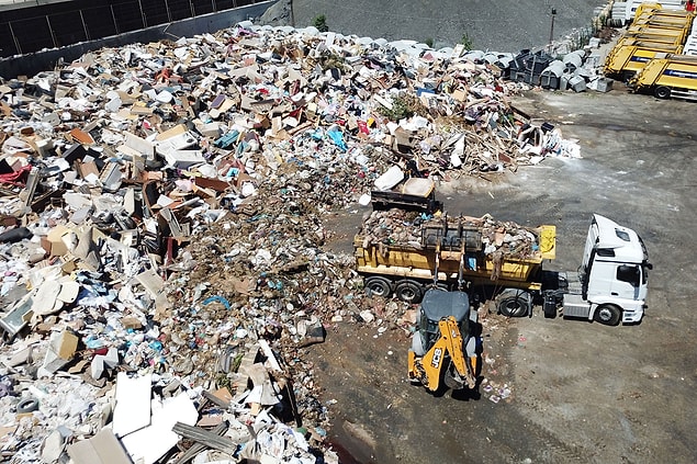 Bir yandan plastik poşet kullanımını ülke içinde azaltırken diğer yandan para karşılığı başka bir ülkenin çöpleriyle çevremizi zehirliyoruz. Buna ihtiyacımız ne derece var bilmiyorum.