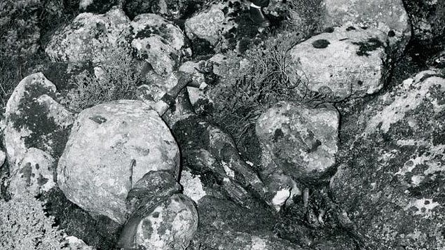 Kadının yüzü ve saçları yansa da vücudunun arka kısmının hiç yanık olmaması olayı şüpheli bir hale getiriyordu.