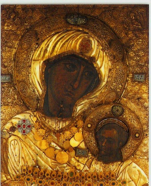 İnsanları koruyan Kutsal Meryem Ana ikonu.