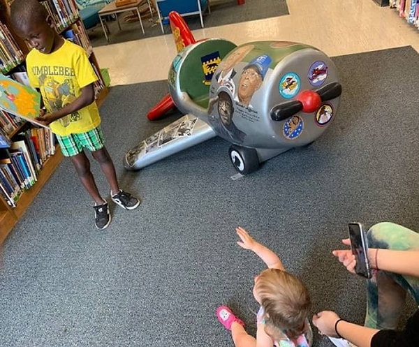 7. "Этот трогательный мальчик предложил почитать книгу моей годовалой дочке. Она была очень рада и приветливо махала ему рукой".