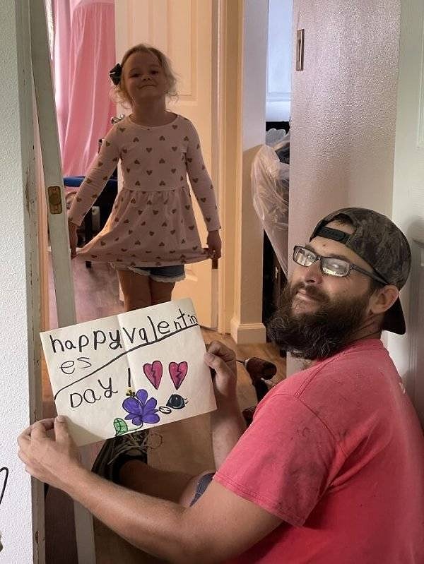 8. "Наша дочка вручила валентинку мастеру, который пришел класть нам ковры. Он был впечатлен!"