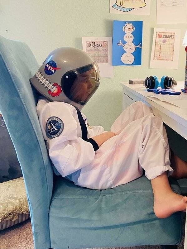 9. "Мой сын приоделся для того, чтобы посмотреть виртуальный тур по Луне".