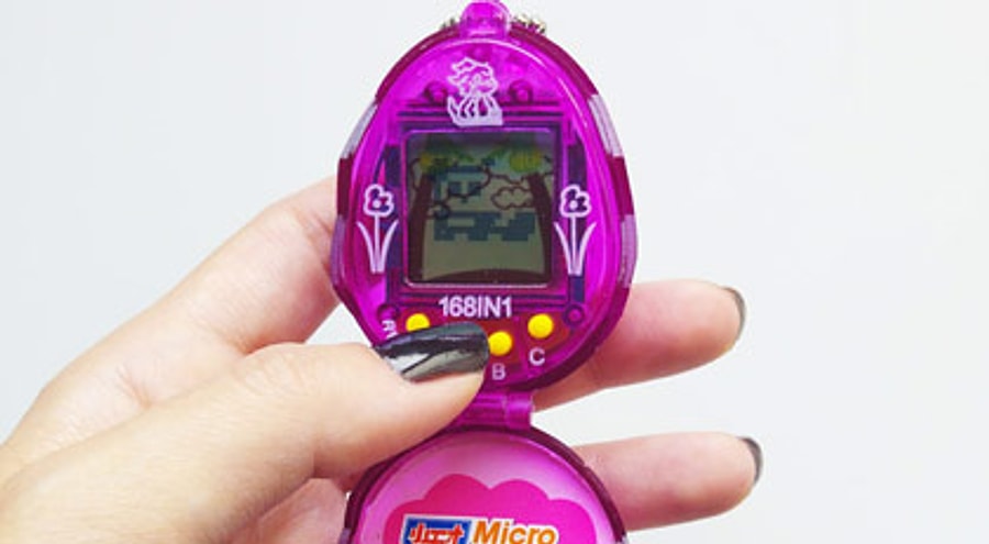 Cocukken Dev Gibi Bir Sorumlulukla Bizi Bas Basa Birakan Efsane Oyuncak Sanal Bebek Onedio Com