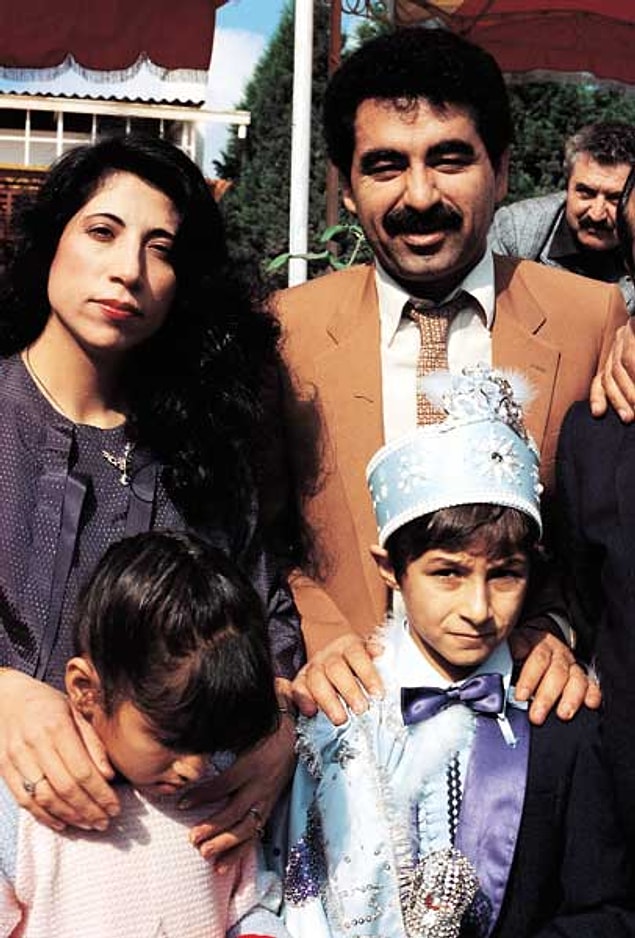 Henüz ünlü olmadığı yıllarda Adalet Tatlıses ile ilk evliliğini yapmış ve ilk eşinden üç çocuk sahibi olmuştu.