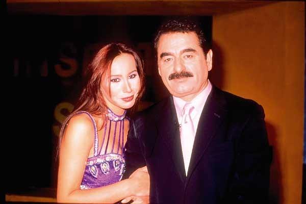 Evettt, Asena! Çift 98 yılında birlikte olmaya başlamış, 2001'de İbrahim Tatlıses Derya Tuna'dan boşanmış ve 2003 yılında tam da ilişkileri evliliğe gidiyor denirken bu kez de araya Ayşegül Yıldız girmişti.