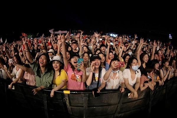 Beş günlük 1 Mayıs Ulusal Bayramı'nın ilk gününde Wuhan'da düzenlenen müzik festivalinde eğlence severler doyasıya müzik dinledi, dans etti.