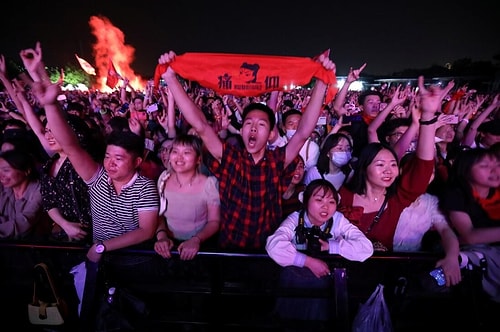 Kâbusun Başladığı Wuhan'da Hayat: On Binlerce Kişi Müzik Şenliğinde...