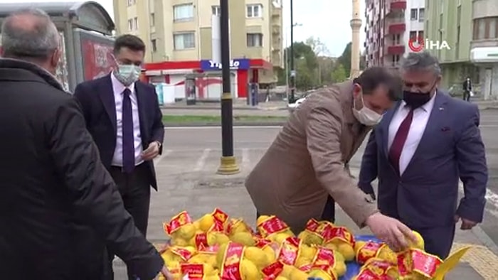 'Tam Kapanma' Denetimine Çıkan Vali, Tezgahtaki Tüm Limonları Satın Alıp Satıcıyı Evine Gönderdi