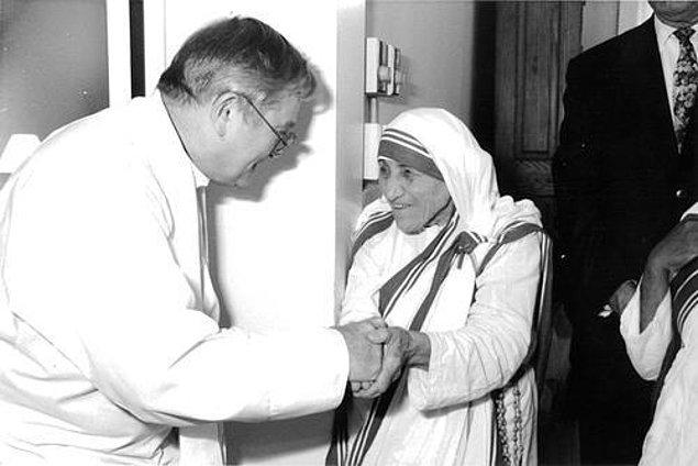 Bizlere Rahibe Teresa'nın kendini insanlara, yoksul ve hastalara adayan hayırsever bir misyoner olduğu öğretildi.