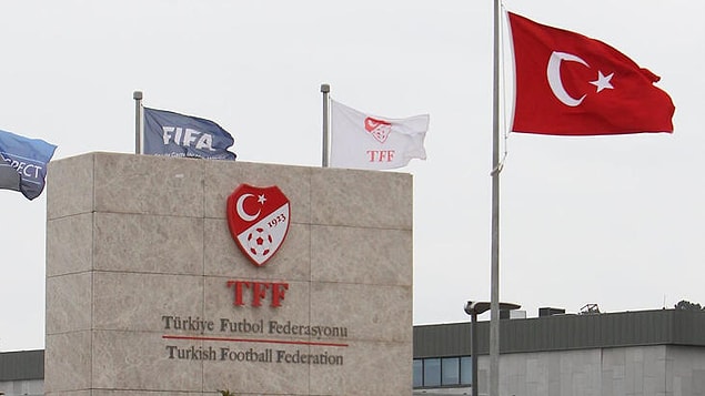 Beşiktaş’ı şampiyon yapmamak için, TFF’nin tüm kurumları ile Beşiktaş’a nasıl engel olmaya çalıştığı iddiası her gün spor basınında yazılıyor, çiziliyor, televizyonlarda konuşuluyor.