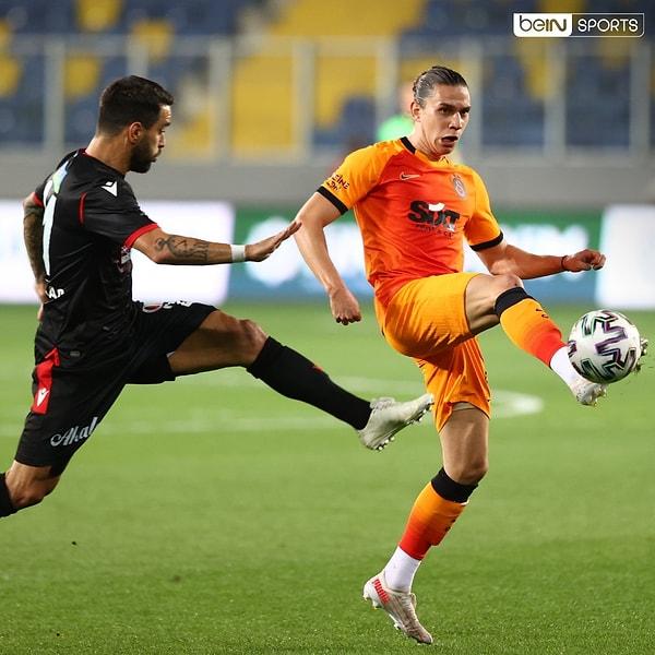 Galatasaray maç fazlasıyla Fenerbahçe'yi geçip 75 puanla 2.sırada yer aldı.