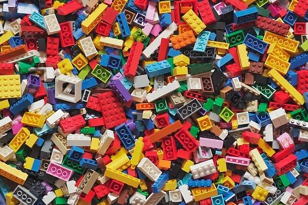 11. Bir Lego parçası tam olarak 432 kg ağırlığa dayanabilir. Bu da en alttaki parçanın kırılmadan toplam 375 bin parça taşıyabileceği anlamına gelir. 375 bin parçaya sahip Lego kulesi ise 3,5 km'den yüksek olur.