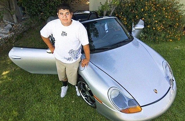 12. Ücretsiz olarak eski bir iPhone verilen ve Craigslist'in "takas" bölümünü kullanan 17 yaşındaki bir çocuk, yaptığı takaslar sayesinde bir Porsche aldı. Toplam 14 takas yapan bu çocuk, arabaya hiç para vermedi.