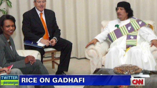 25. Kaddafi'nin Condoleezza Rice'a karşı ciddi bir takıntısı vardı ve ona 200 bin dolardan fazla hediye vermiştir. Kaddafi, ünlü bir besteciye 'Beyaz Saray'daki Kara Çiçek' isimli bir şarkı yazdırmıştır.