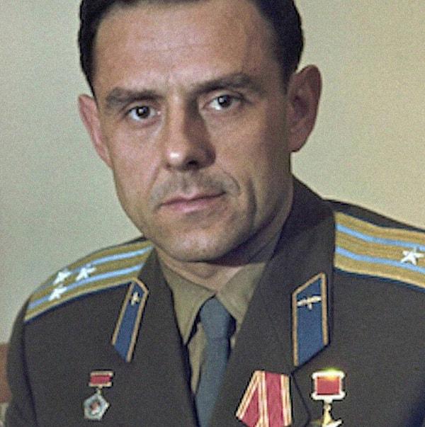 31. 1967'de Sovyet kozmonotu Vladimir Komarov, Soyuz 1 görevinde bir kazada öldü ve onu bir uzay uçuşunda ölen ilk insan yaptı. Komarov, mekiğin hatalı tasarımının farkındaydı ve özellikle yetkililerden ölümünden sonra tabutunun açık duracağı bir cenaze istedi.