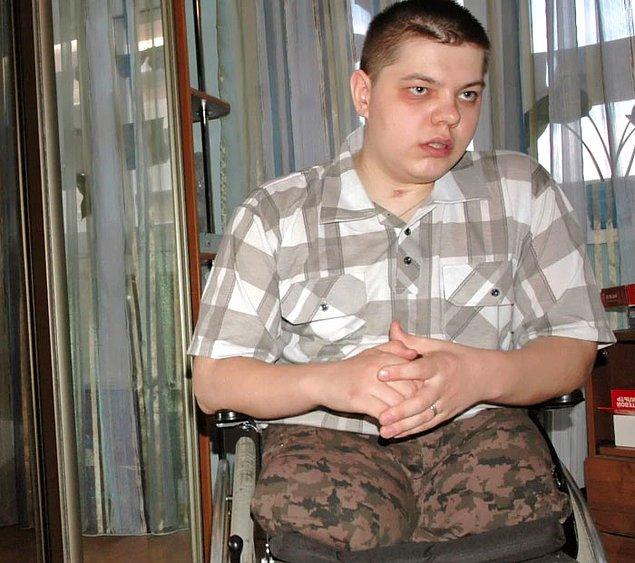 32. 2005'te ordu bir Rus askerini 4 saat boyunca çömelterek spor yaptırmıştır. Kan akışının azalması nedeniyle bacaklarını ve cinsel organını kaybeden askere destek için Rusya'da halk ayaklanmıştır.