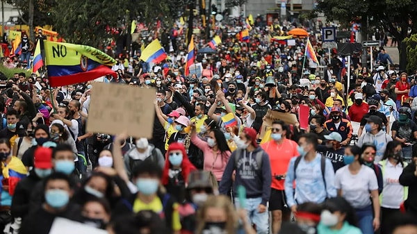 Yasaya karşı çıkan on binlerce protestocu günlerdir sokaklardaydı.