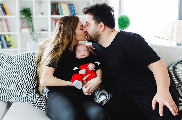 Çiftimiz bu kez de romantik bir aile pozuyla karşımızda. Aman Kuzey Emmi'nin gözlerini kapatalım!