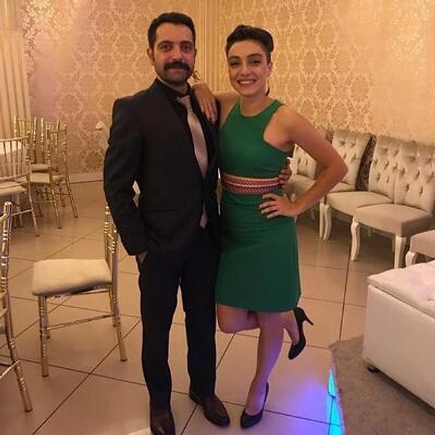 Merve Dizdar'ın nişan fotoğrafının altına yazdığı not da kalplerimizi adeta eritti. Güzel oyuncumuz, "Muazzam bir duygu, muazzam bir anı. Yolların en değerlisi... Yeni başlangıçların en güzeli... Yolumuz daima aşk, sevgi, saygı, mutlulukla dolsun. Seni çok seviyorum nişanlım." diyordu.
