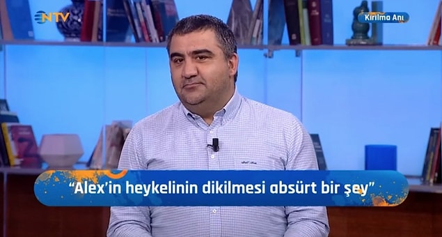 Özat, "Efsane Can Bartu'nun heykelinin dikilmediği yerde, Alex kim? Alex yetenekleriyle kaptan oldu, lider değildi. Beşiktaş'ta Sergen, Galatasaray'da Hagi vardı, Alex de o yüzden Fenerbahçe'de değerli oldu" dedi.