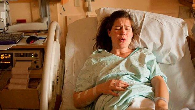 1. Öncelikle bir hastanede odasında doğum yapmaya çalışırken, aynı anda kocasının metresinin de aynı hastanede doğum yaptığını öğrenen bu bahtsız kadın ile başlayalım.