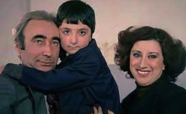 Filmin orta sınıf temsilcisi de Şakir, Nuran ve küçük oğullarından oluşan aile. Şakir tam bir "işini bilen memur" tipiyle sürekli olarak ihanet peşinde.