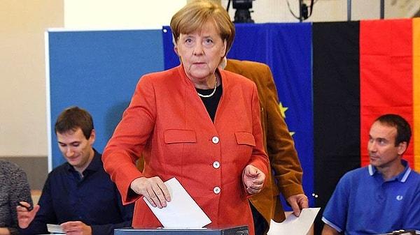 Merkel'i tüm ülke sokaklarda, balkonlarda ya da camlarda 6 dakika boyunca alkışladı.