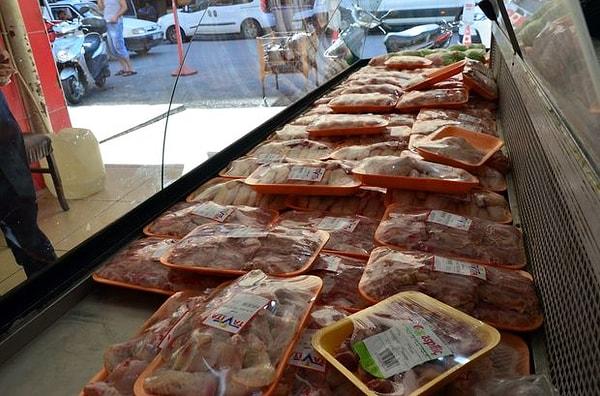 Tavuk eti fiyatı %45 zamlanan diğer bir gıda olarak karşımıza çıkıyor verilerde.