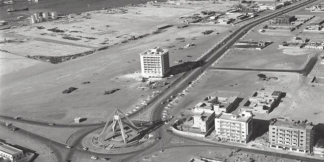 1970’lerde Dubai Limanı’nda gümrük müfettişi olarak göreve başlayan ve dünyanın en büyük limanları yönetim şirketlerinden biri olan DP World’ün CEO’su olan Sultan Ahmed Bin Süleyman’a göre, petrol Dubai’de zenginlik inşa etmede temel bir rol oynamasına rağmen, şehrin kalkınmasına katkıda bulunan, tüccarların zihniyetiydi.