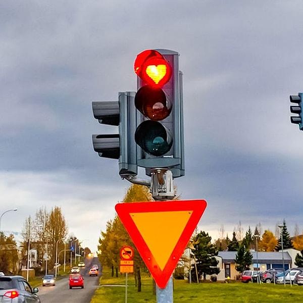2. Trafik ışıklarında kırmızı kalpler vardır.