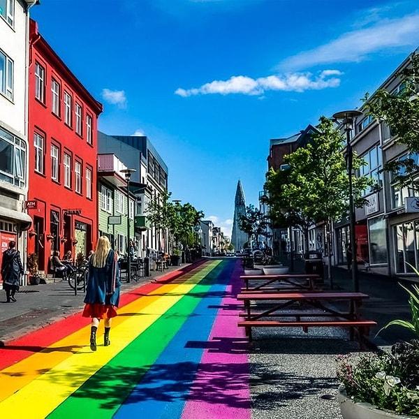 11. Reykjavik'in ana caddelerinden biri gökkuşağı renkleriyle boyanmıştır.