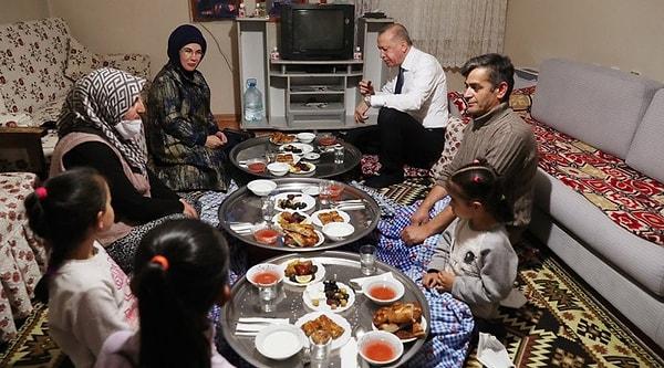 Toplu iftarların ve komşu davetlerinin yasak olduğu bu ramazan ayında da Recep Tayyip Erdoğan, eşi Emine Erdoğan'la birlikte bir vatandaşın evinde iftara katılmıştı. Erdoğan ailesinin yer sofrasında oturduğu bu görüntüler de epey konuşulmuştu.
