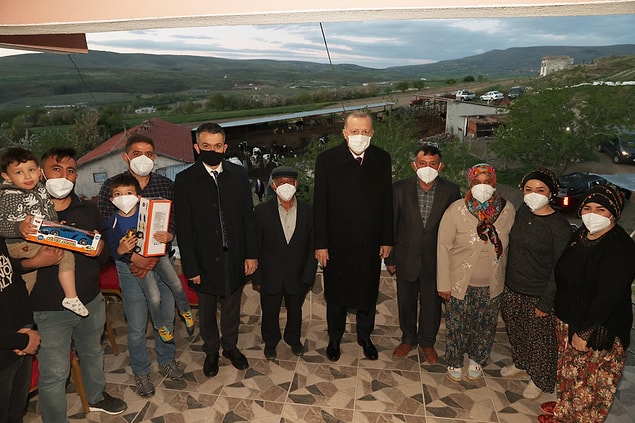 Erdoğan şimdi de Tarım ve Orman Bakanı Bekir Pakdemirli'yle birlikte Ankara'nın Ayaş ilçesinde hayvancılıkla uğraşan bir aileye iftarda misafir oldu.