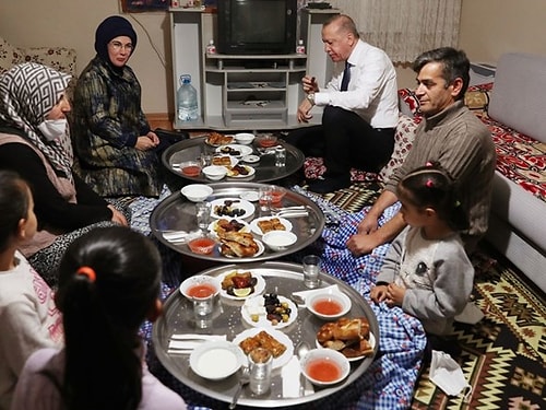 Bir diğer ayrıntı da tabii ki menü. Gördüğünüz gibi iki iftar sofrasında da zeytin, hurma, dolma ve şerbet var.