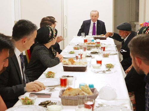 Bir diğer ayrıntı da tabii ki menü. Gördüğünüz gibi iki iftar sofrasında da zeytin, hurma, dolma ve şerbet var.