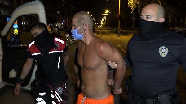 Dün akşam saatlerinde ise polis ekipleri, Konyaaltı Caddesi Atatürk Parkı girişinde spor yapan Solovjovs'u maske takması konusunda uyardı.