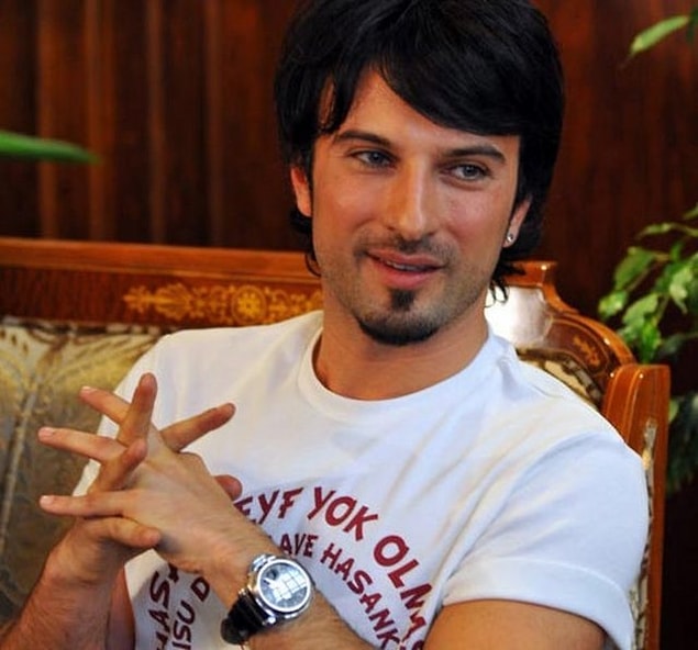 Avrupa'da küpe takmanın gayet sıradan olduğu o dönemlerde Tarkan sırf küpe taktığı için psikolojik şiddettin tillahıyla karşılaşıyor ama bunlarla uğraşacak lüksü yok; para lazım, geçim lazım...