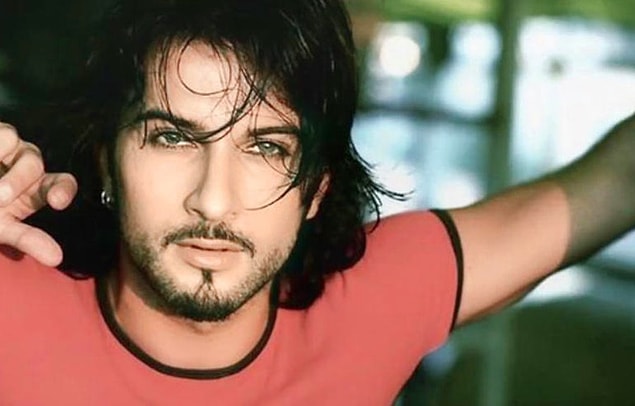 Aile bu kez de İstanbul'da şansını denemek için İzmit'ten taşınıyor. Tarkan orada da Üsküdar Musiki Cemiyetine gidiyor ve amatör sahneleri devam ediyor. Bu arada üniversite sınavında istediği yeri kazanamadığı için basıp Almanya'ya gitmeye karar veriyor.