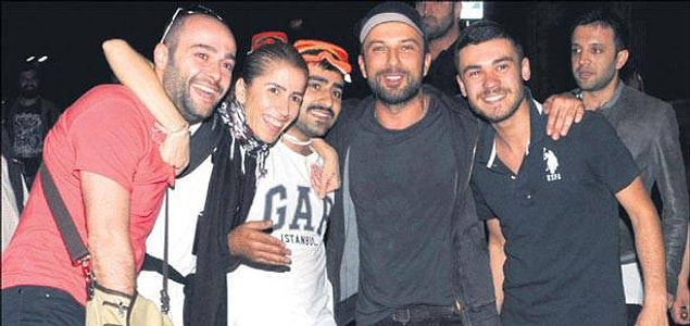 O günlerden bugünlere gelene kadar çok fazla şey yaşandı elbette, atladığımız bir dolu detay olduğu bir gerçek. Fakat Tarkan sadece bir müzik insanı olarak kalmak yerine, duruşunu göstermekten çekinmeyen bir aktivist de oldu her zaman.