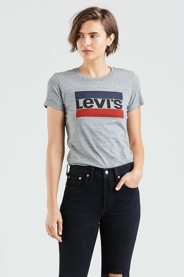 4. Levi's'in ikonik tişörtü de indirimde.