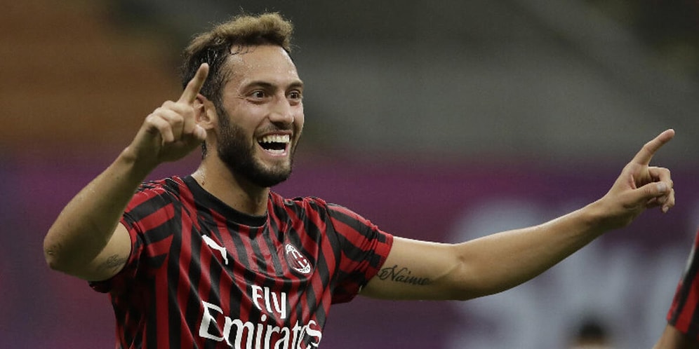 Milan'da Mükemmel Bir Sezon Geçiren Hakan Çalhanoğlu, FIFA 21'de Haftanın Takımı'na Seçildi